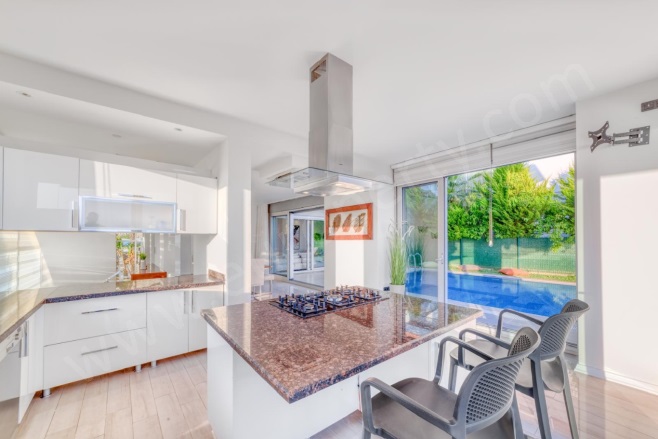 Bektaş Mah. Alanya Satılık Villa |  5+1 Oda | 350M2 1.150.000€ Eşyalı  | Tripleks | Yerden Isıtma | 4 Banyo | 5 Yatak Odası Resim-5