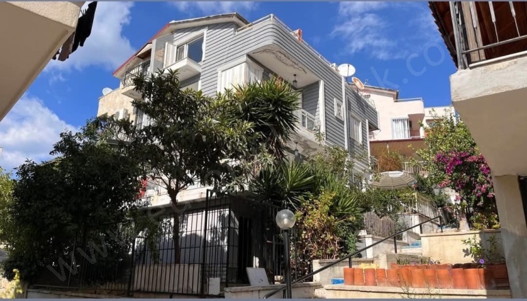 Bayraklıdede Mah. Kuşadası Satılık Villa |  3+1 Oda | 145M2 6.750.000Tl  Krediye Uygun  | Tripleks | Klima | 2 Banyo | 3 Yatak Odası Resim-3