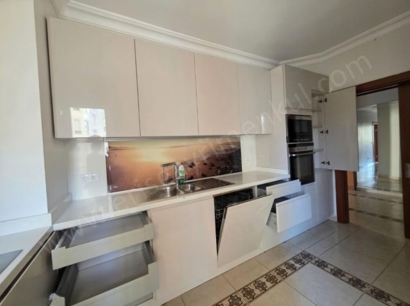 Kozyatağı Mah. Kadıköy Satılık Daire |  3+1 Oda | 140M2 15.400.000Tl  Krediye Uygun  | 4. Kat | Merkezi Isınma(Pay Ölçer) | 1 Banyo Resim-4