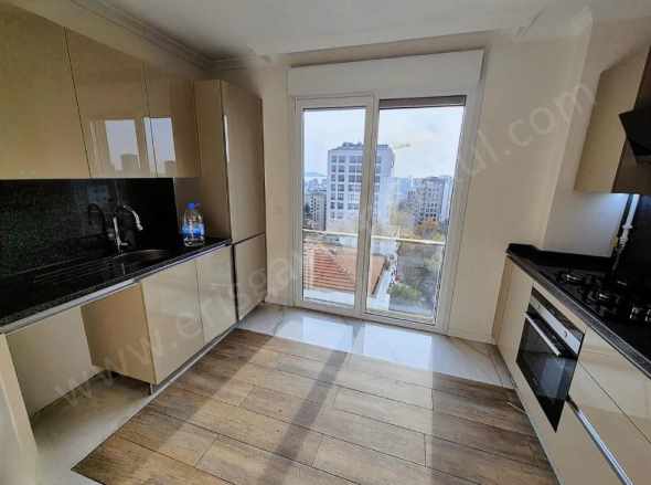 istanbul Kadıköy Göstepede Salon Mutfak Ve Odalardan Deniz Manzaralı 3+1 Satılık Daire Göztepe Mah