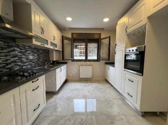 istanbul Kadıköy Atatürk Caddesinde Balkonlu Kombili Boş 3+1 Satılık Daire 19 Mayıs Mah