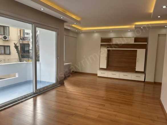 istanbul Kadıköy inönü Cd Mimari Dekorlu Ebeveyinli Balkonlu Satılık Daire 3+1 Sahrayıcedit Mah