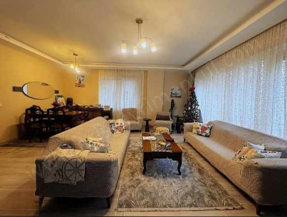 istanbul Kadıköy Göztepede Cadde Üzerinde Balkonlu Genç Binada Geniş 3+1 Satılık Daire Göztepe Mah