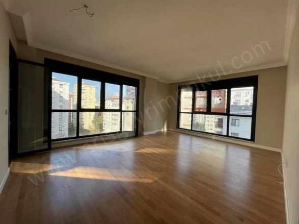 istanbul Kadıköy Suadiyede Bağdat Cd Komşu Balkonlu E Banyolu Yeni 140M² 3+1 Boş Satılık Daire Suadiye Mah