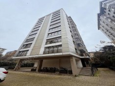 İSTANBUL KADIKÖY GÖZTEPEDE CADDE ÜZERİNDE BALKONLU GENÇ BİNADA GENİŞ 3+1