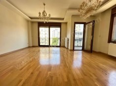 SUADİYE DE KOMBİLİ BALKONLU EBEVEYNLİ BOŞ 9 YAŞINDA 3+1 DAİRE