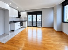 BOSTANCI SAFİR SİTESİNDE EBEVEYN BANYOLU BALKONLU  2+1 SATILIK DAİRE