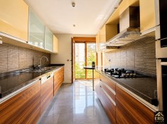 Erenköy  3+1 100 m2 net Merkezi Konum da 5. Kat az katlı bina Boş Aydınlık Ferah Daire
