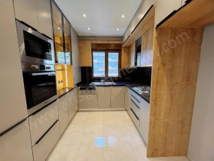 İSTANBUL KADIKÖY BAĞDAT CADDESİNE 2.BİNA BALKONLU İSKAN EBEVEYN BANYOLU 3+1 DAİRE ..