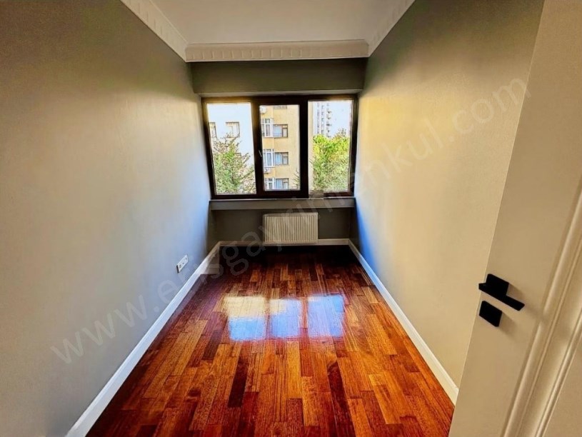 BOŞ.. KOZYATAĞINDA SİTE ÖZELLİKLİ 724 GÜVENLİK AÇIK HAVUZ İSKAN