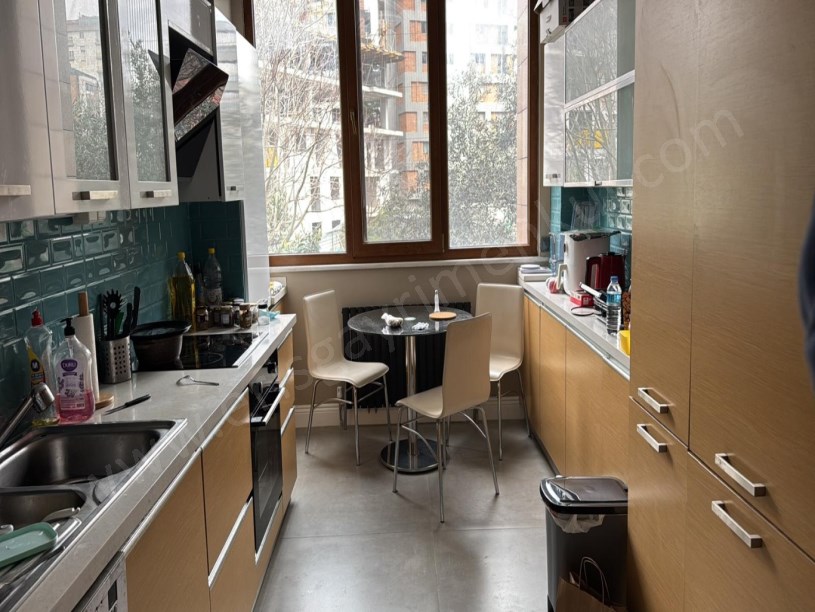 CADDEBOSTAN SAHİLDE 2,5+1, NET 96M2 KAPALI GARAJ VE DEPO ALANI