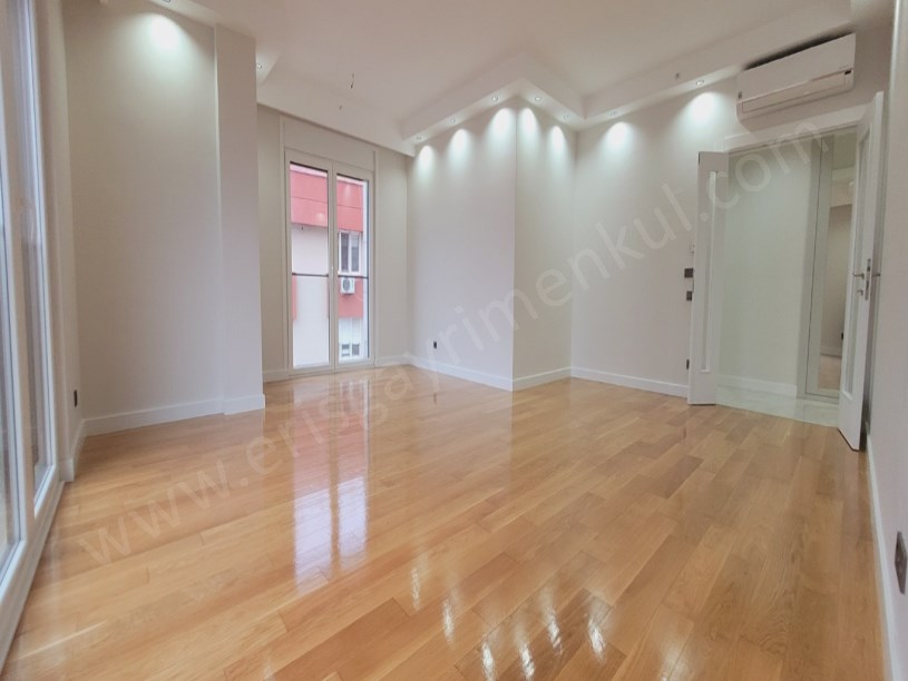 ETHEMEFENDİ CADDESİNDE HAVUZLU NET 120M2 OLAN 3+1