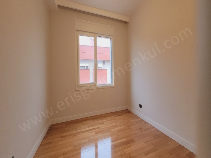 ETHEMEFENDİ CADDESİNDE HAVUZLU NET 120M2 OLAN 3+1