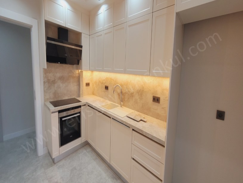 ETHEMEFENDİ CADDESİNDE HAVUZLU NET 120M2 OLAN 3+1