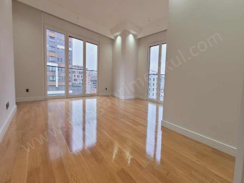 ETHEMEFENDİ CADDESİNDE HAVUZLU NET 120M2 OLAN 3+1