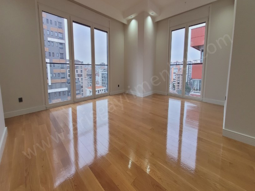 ETHEMEFENDİ CADDESİNDE HAVUZLU NET 120M2 OLAN 3+1