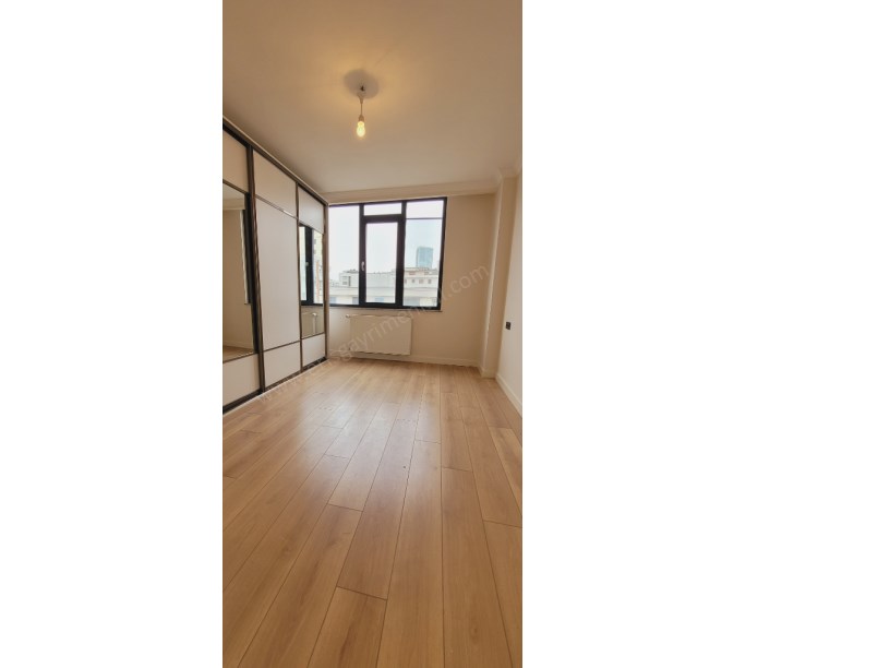BAĞDAT CADDESİNE ÇOK YAKIN DENİZ MANZARALI NET 80M2 2+1