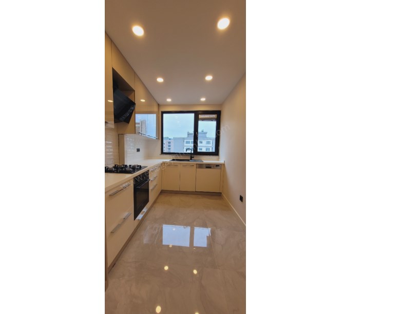 BAĞDAT CADDESİNE ÇOK YAKIN DENİZ MANZARALI NET 80M2 2+1