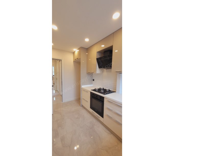 BAĞDAT CADDESİNE ÇOK YAKIN DENİZ MANZARALI NET 80M2 2+1