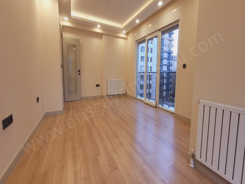 724 GÜVENLİKLİ SİTEDE SPOR SALONLU HAVUZLU 2+1 NET 85M2