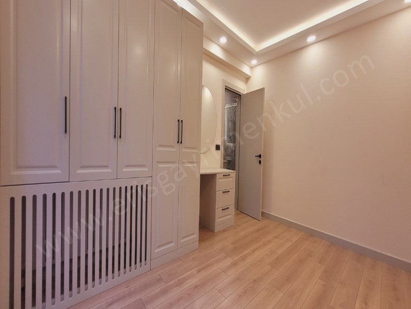 724 GÜVENLİKLİ SİTEDE SPOR SALONLU HAVUZLU 2+1 NET 85M2