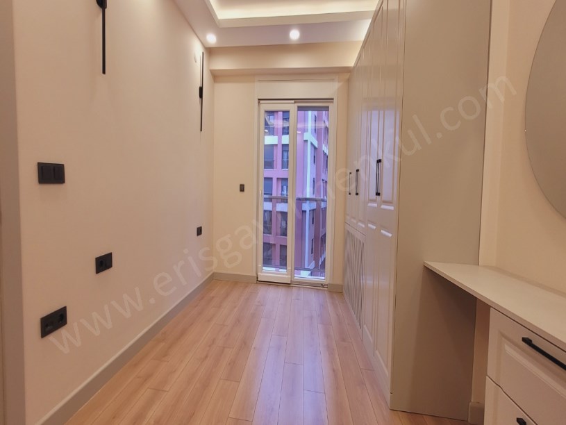 724 GÜVENLİKLİ SİTEDE SPOR SALONLU HAVUZLU 2+1 NET 85M2