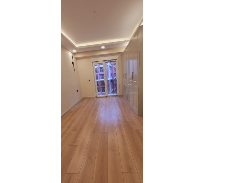 724 GÜVENLİKLİ SİTEDE SPOR SALONLU HAVUZLU 2+1 NET 85M2