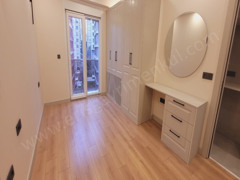 724 GÜVENLİKLİ SİTEDE SPOR SALONLU HAVUZLU 2+1 NET 85M2