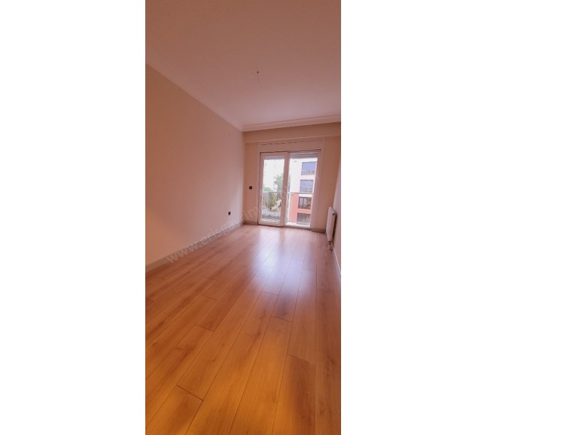 724 GÜVENLİKLİ SİTEDE SPOR SALONLU HAVUZLU 2+1 NET 85M2