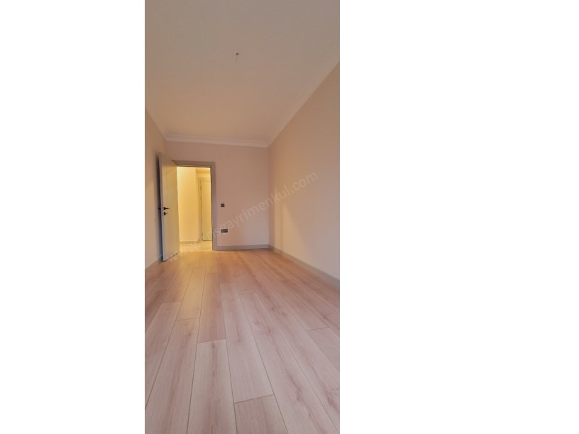 724 GÜVENLİKLİ SİTEDE SPOR SALONLU HAVUZLU 2+1 NET 85M2