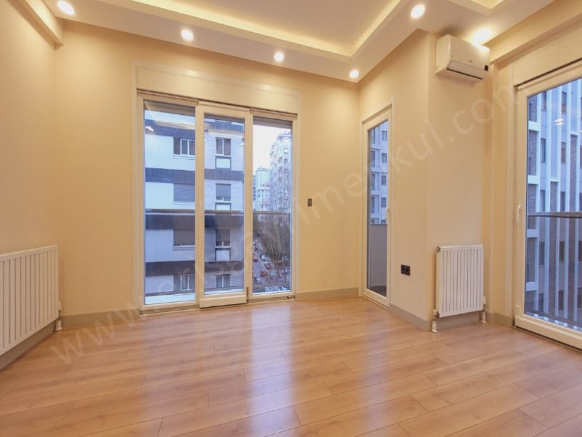 724 GÜVENLİKLİ SİTEDE SPOR SALONLU HAVUZLU 2+1 NET 85M2