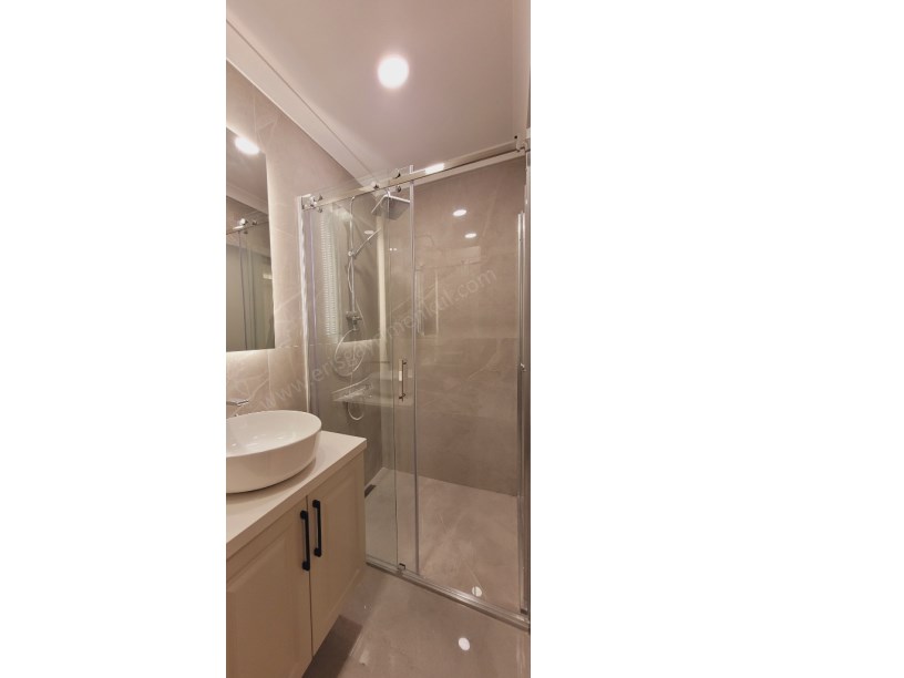 724 GÜVENLİKLİ SİTEDE SPOR SALONLU HAVUZLU 2+1 NET 85M2