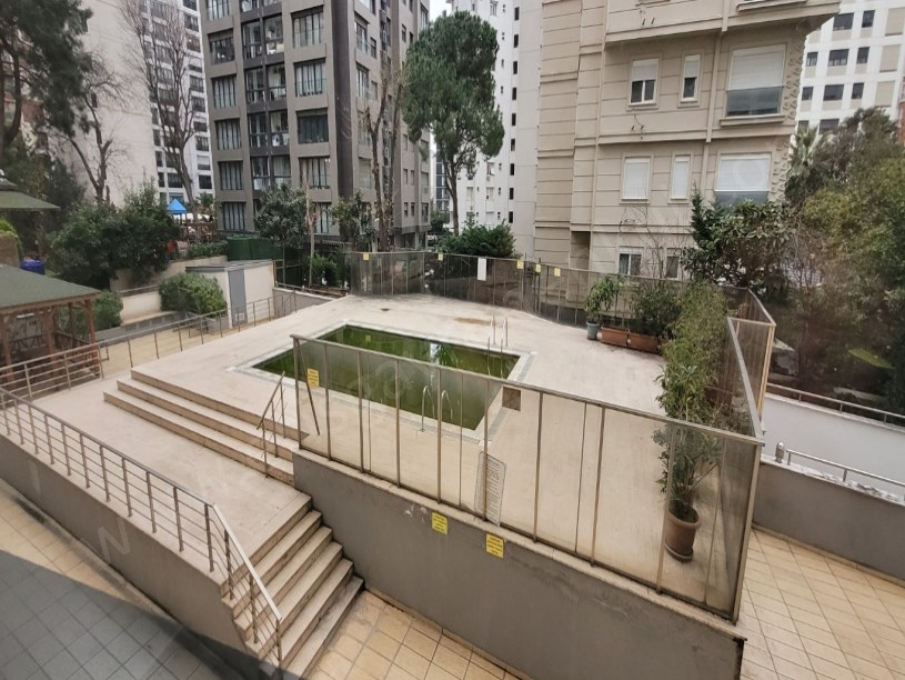 724 GÜVENLİKLİ SİTEDE SPOR SALONLU HAVUZLU 2+1 NET 85M2