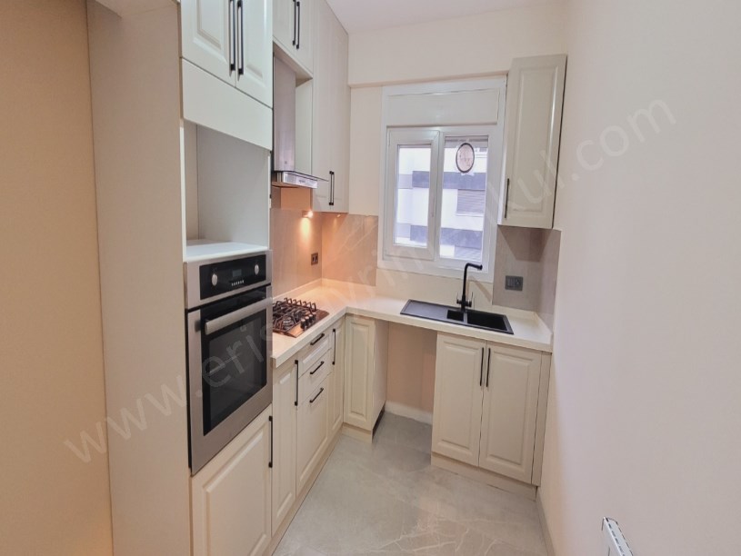 724 GÜVENLİKLİ SİTEDE SPOR SALONLU HAVUZLU 2+1 NET 85M2