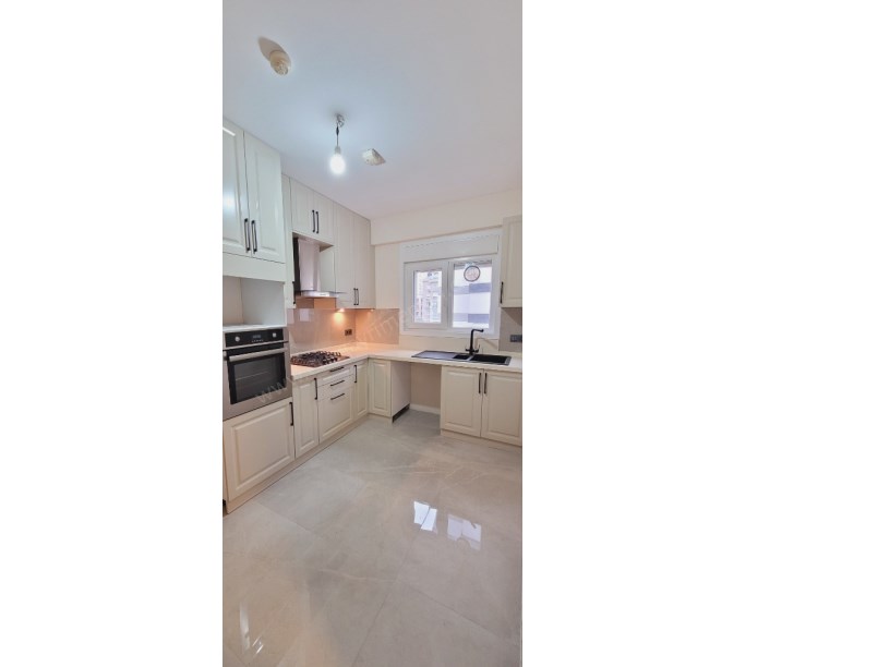 724 GÜVENLİKLİ SİTEDE SPOR SALONLU HAVUZLU 2+1 NET 85M2