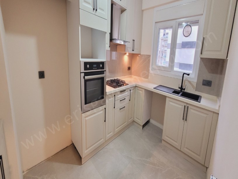 724 GÜVENLİKLİ SİTEDE SPOR SALONLU HAVUZLU 2+1 NET 85M2