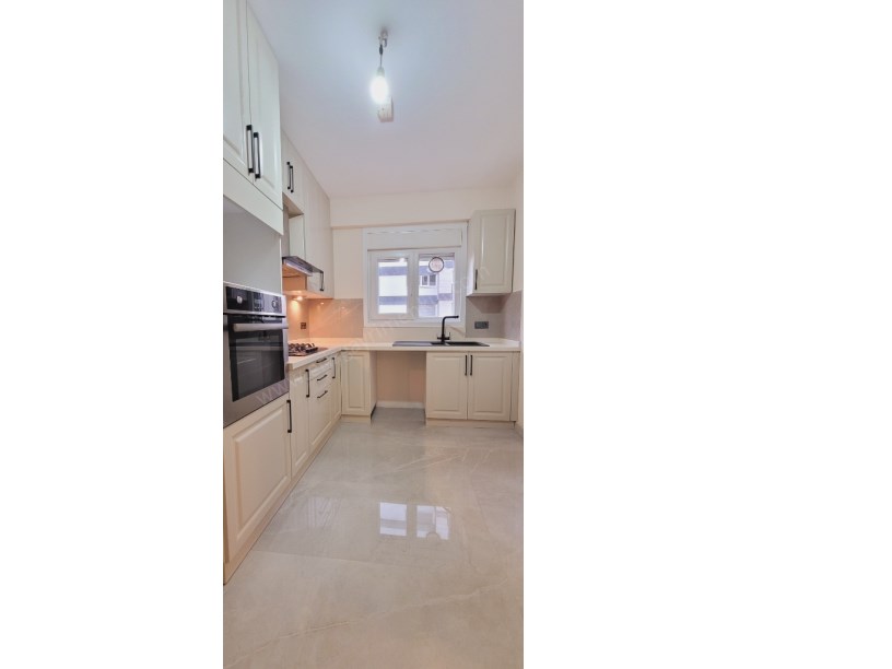 724 GÜVENLİKLİ SİTEDE SPOR SALONLU HAVUZLU 2+1 NET 85M2