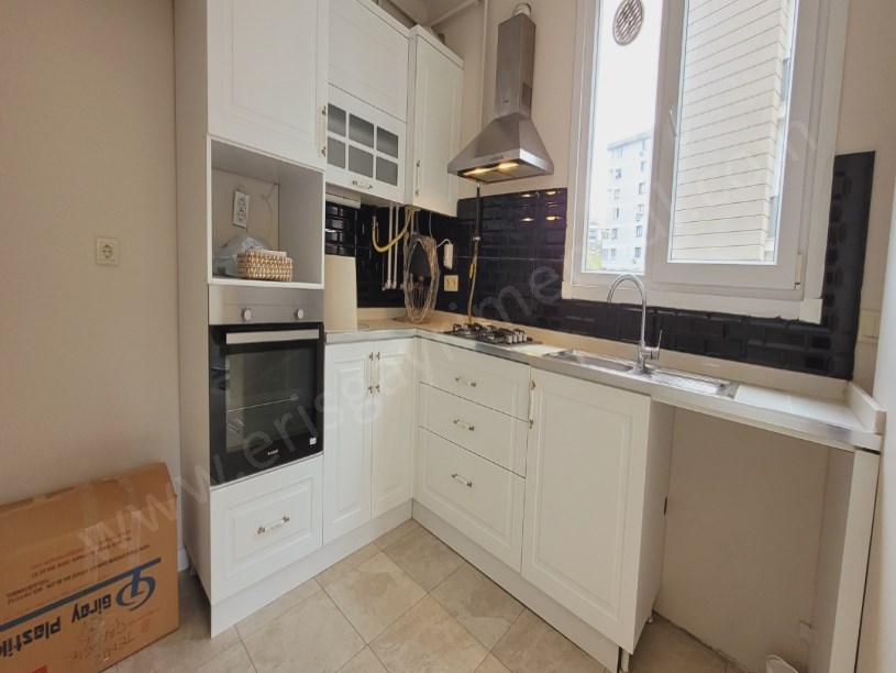 ERİŞ EMLAKTAN KOZYATAĞINDA MİNİBÜS YOLUNA YAKIN 2+1 YENİ BİNA