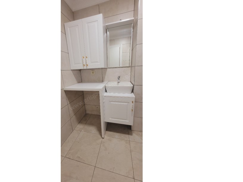 ERİŞ EMLAKTAN KOZYATAĞINDA MİNİBÜS YOLUNA YAKIN 2+1 YENİ BİNA