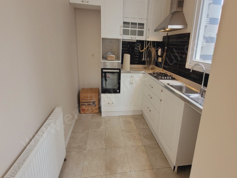 ERİŞ EMLAKTAN KOZYATAĞINDA MİNİBÜS YOLUNA YAKIN 2+1 YENİ BİNA