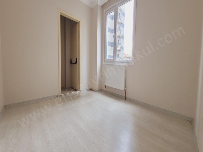 ERİŞ EMLAKTAN KOZYATAĞINDA MİNİBÜS YOLUNA YAKIN 2+1 YENİ BİNA