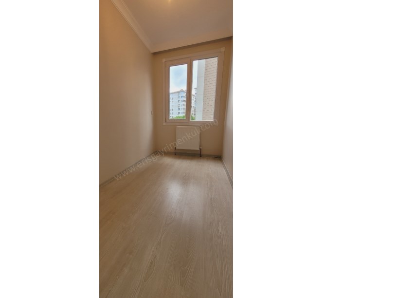 ERİŞ EMLAKTAN KOZYATAĞINDA MİNİBÜS YOLUNA YAKIN 2+1 YENİ BİNA