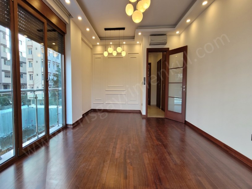 ÖZGÜRLÜK PARKININ HEMEN YANINDA SAHİLE YAKIN NET 90M2 2+1