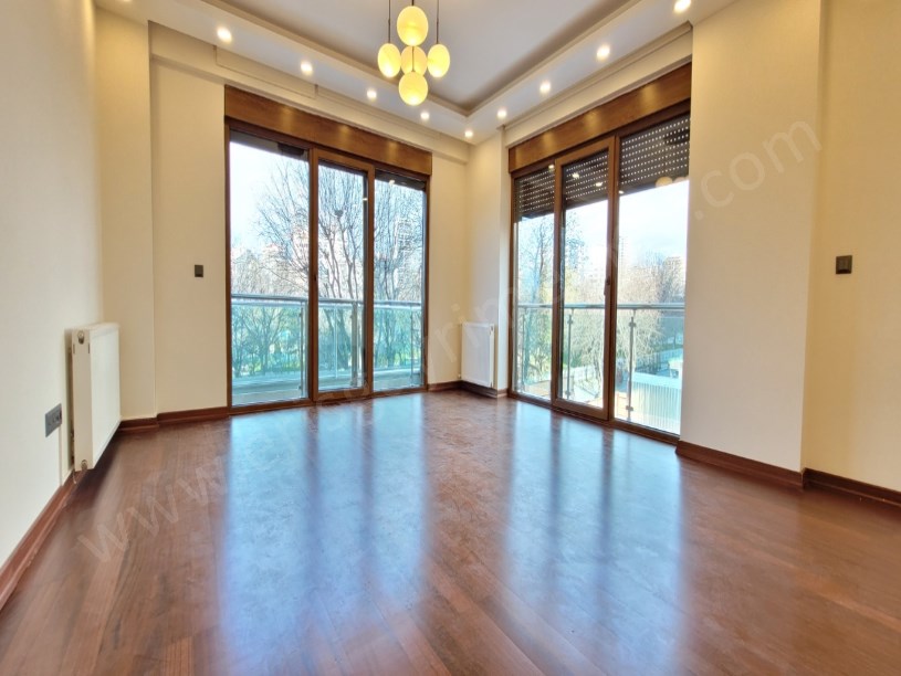 ÖZGÜRLÜK PARKININ HEMEN YANINDA SAHİLE YAKIN NET 90M2 2+1