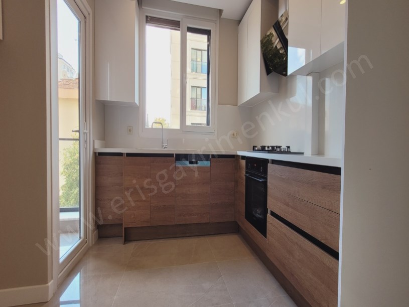 ERİŞ EMLAKTAN BOSTANCI ÇARŞIDA NET 110M2 3+1 YENİBİNADA BALKONLU