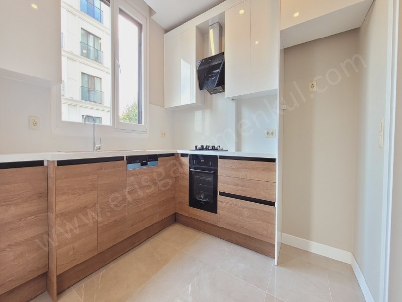 ERİŞ EMLAKTAN BOSTANCI ÇARŞIDA NET 110M2 3+1 YENİBİNADA BALKONLU