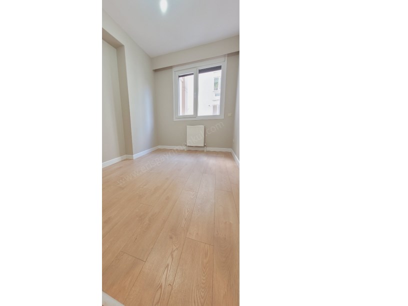 ERİŞ EMLAKTAN BOSTANCI ÇARŞIDA NET 110M2 3+1 YENİBİNADA BALKONLU