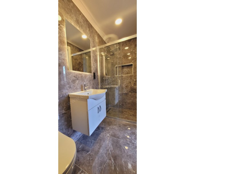 ERİŞ EMLAKTAN BOSTANCI ÇARŞIDA NET 110M2 3+1 YENİBİNADA BALKONLU