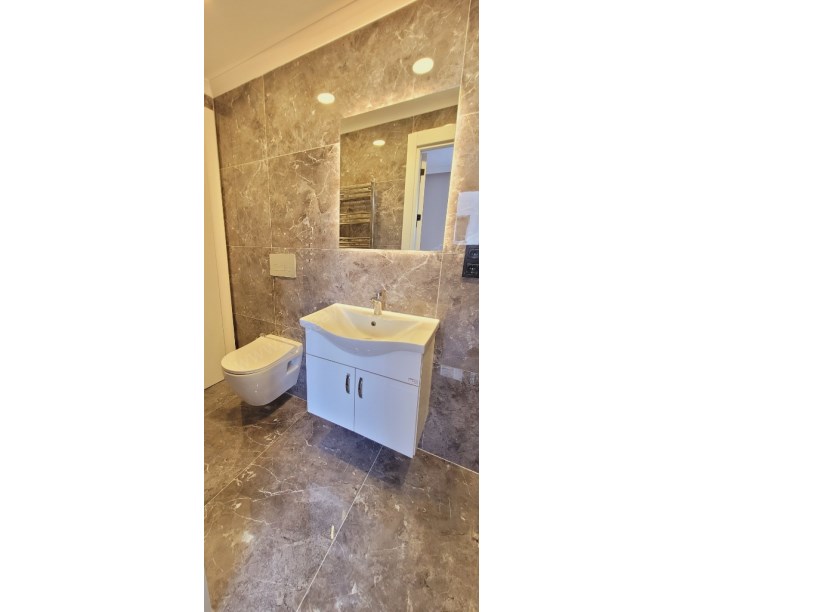 ERİŞ EMLAKTAN BOSTANCI ÇARŞIDA NET 110M2 3+1 YENİBİNADA BALKONLU