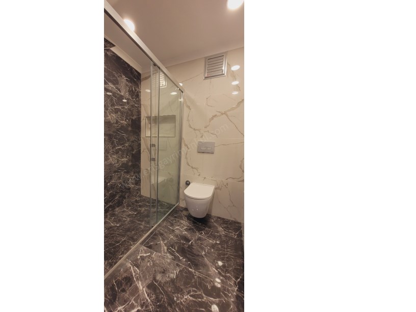 ERİŞ EMLAKTAN BOSTANCI ÇARŞIDA NET 110M2 3+1 YENİBİNADA BALKONLU